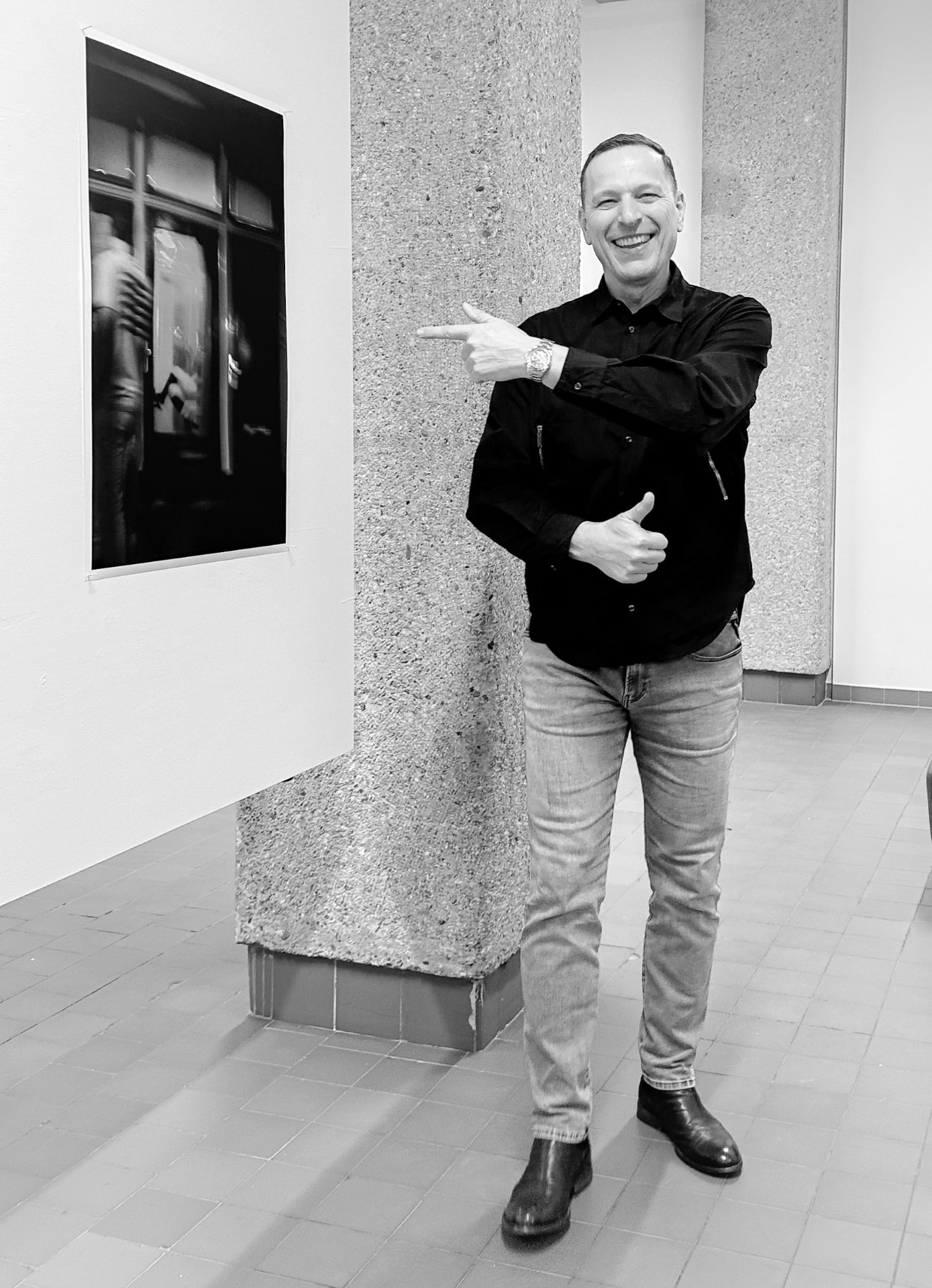 Heat – Die Ambivalenz der Hitze — artist standing next to the displayed work at Tschikgalerie Linz
