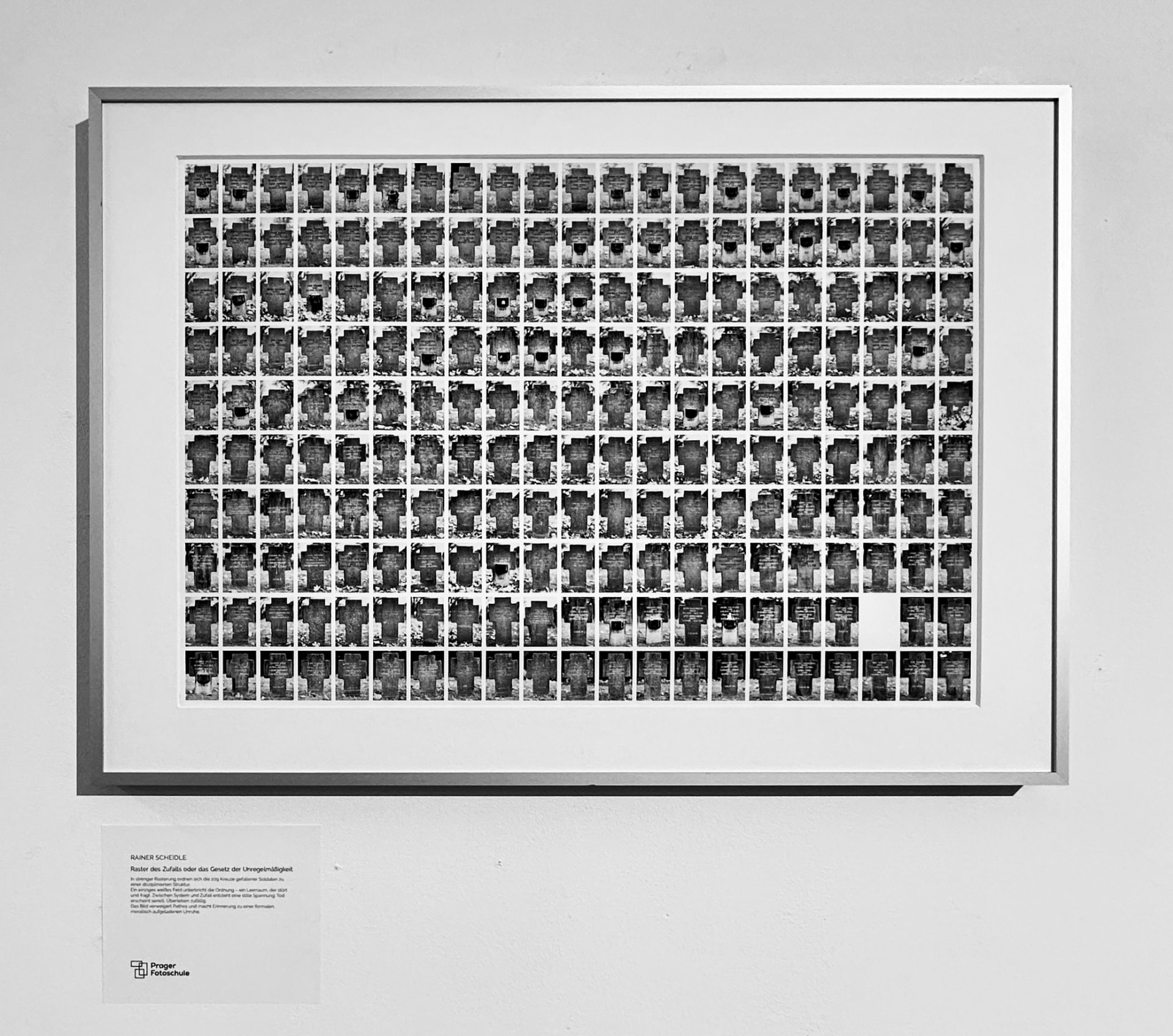 Raster des Zufalls oder das Gesetz der Unregelmäßigkeit — framed installation view